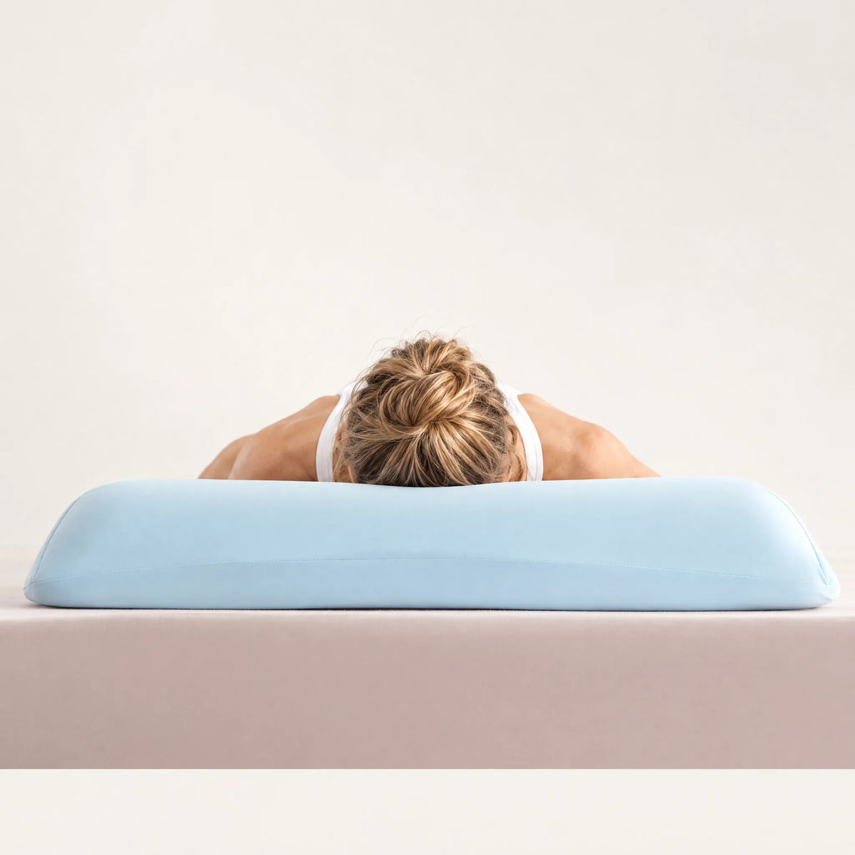 Rear profile of the light blue CASUCA contour memory foam pillow