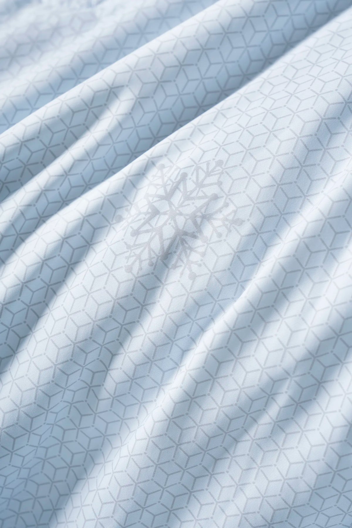 Close-up of the reverse-side texture of the Prussian blue CASUCA cooling comforter