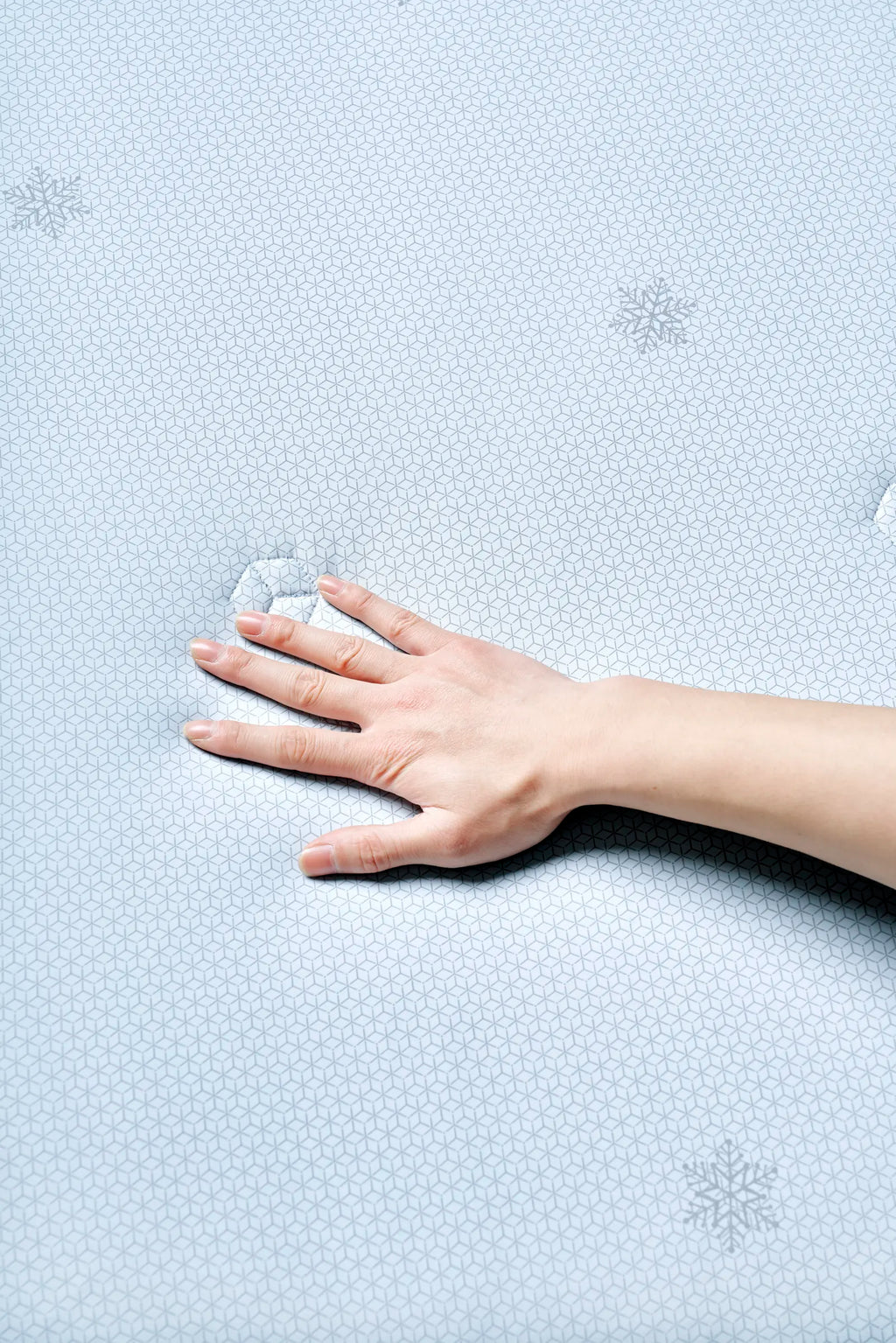 Close-up of the cool-touch fabric on the Prussian blue CASUCA cooling comforter