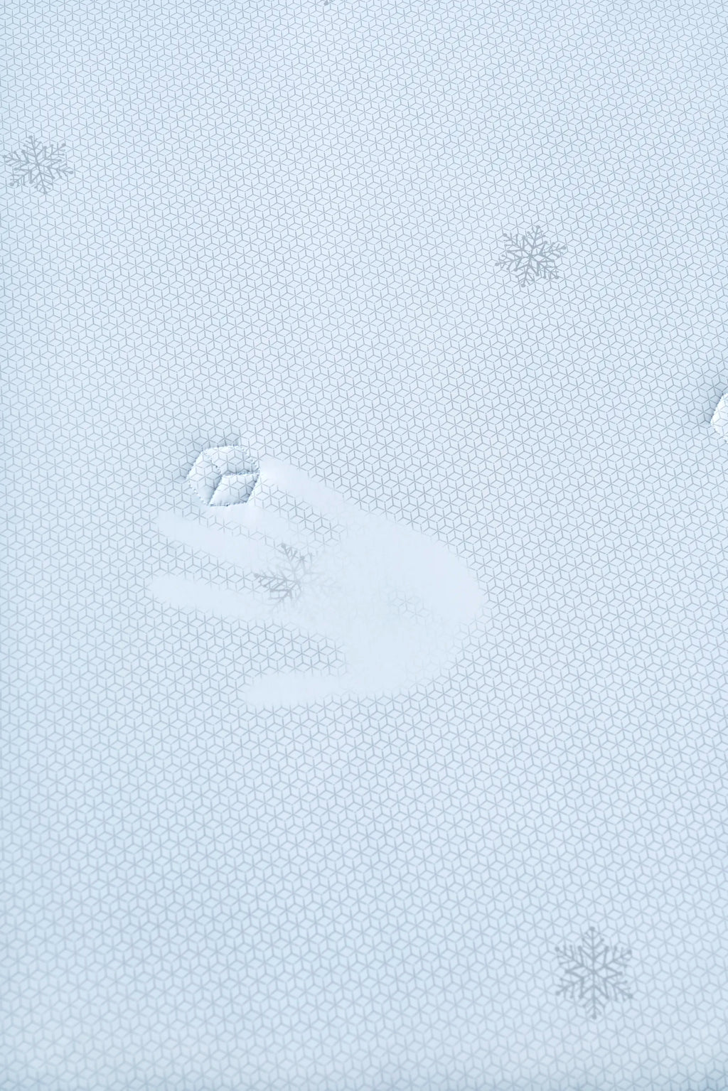 Close-up of the filling inside the Prussian blue CASUCA cooling comforter