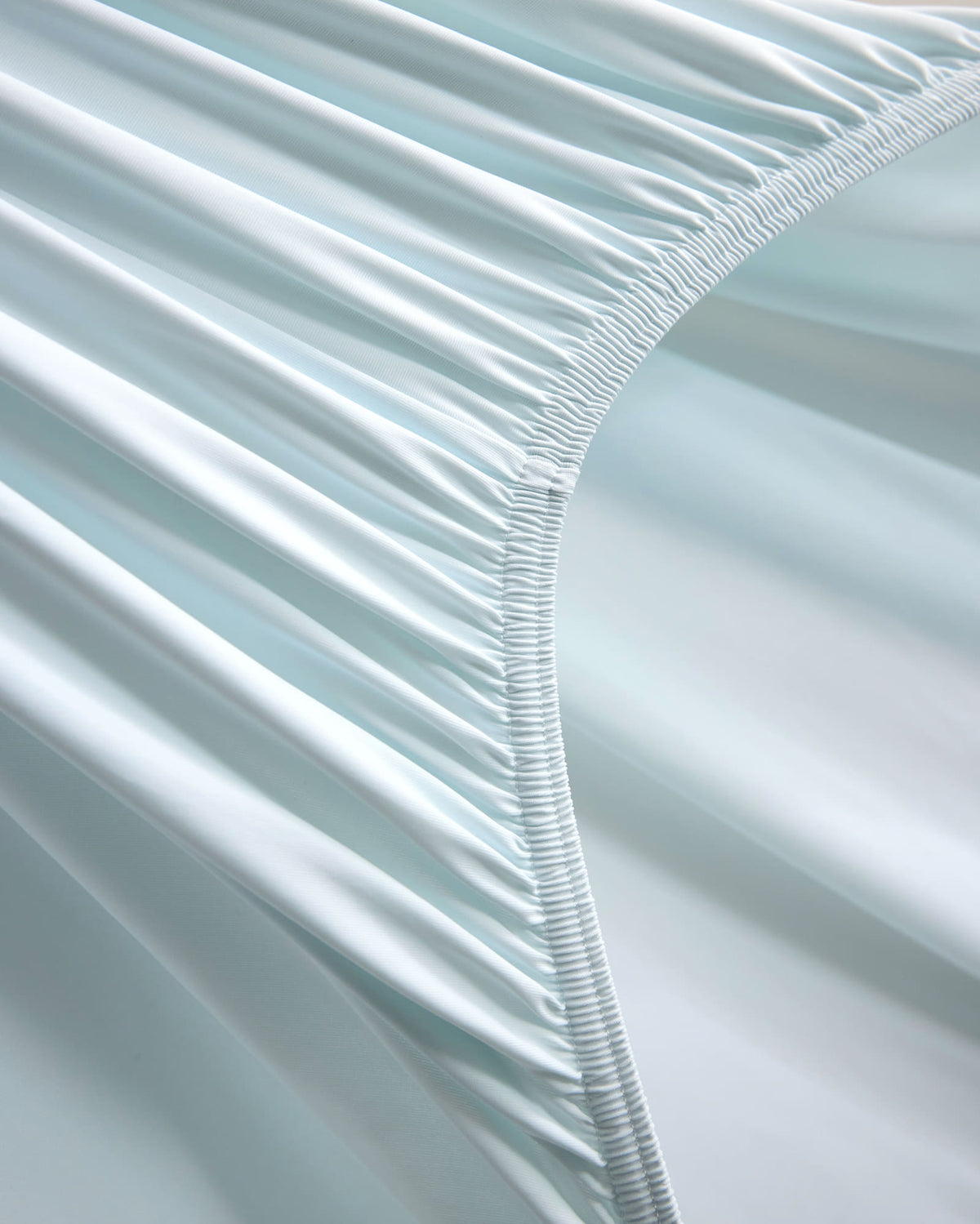 Fitted sheet elastic detail on the blue CASUCA cooling pet-hair-resistant bedding set
