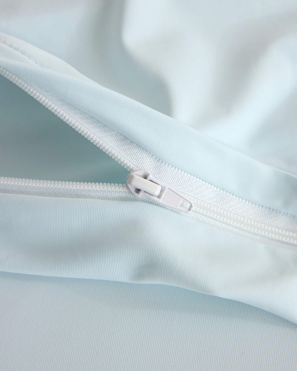 Concealed zipper detail on the blue CASUCA cooling pet-hair-resistant bedding set