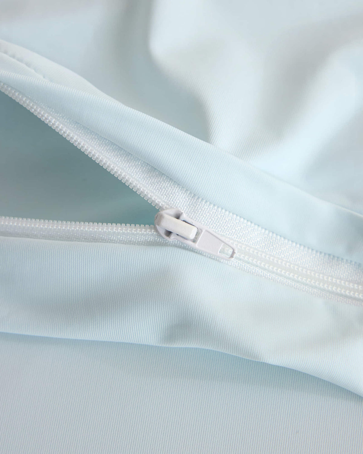 Concealed zipper detail on the blue CASUCA cooling pet-hair-resistant bedding set
