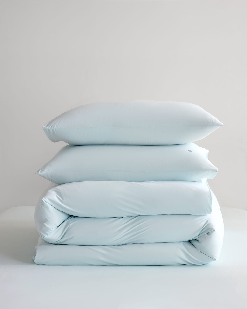 Folded blue CASUCA cooling pet-hair-resistant bedding set