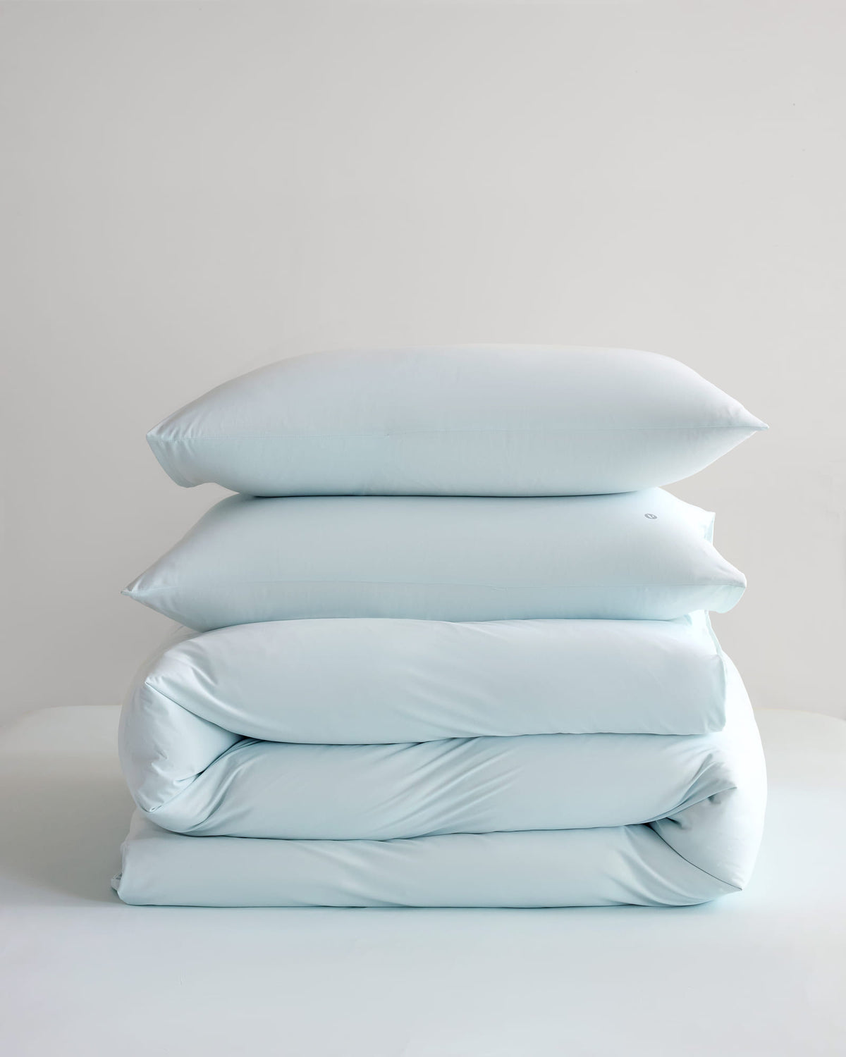 Folded blue CASUCA cooling pet-hair-resistant bedding set