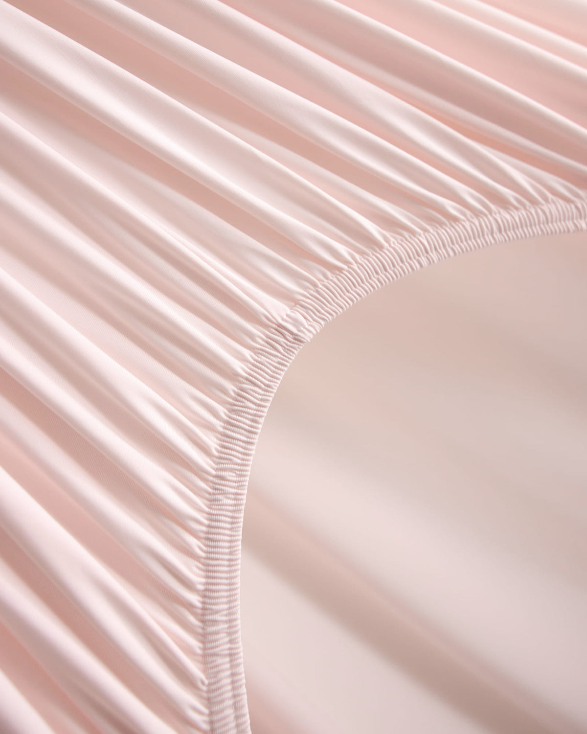 Fitted sheet elastic detail on the pink CASUCA cooling pet-hair-resistant bedding set