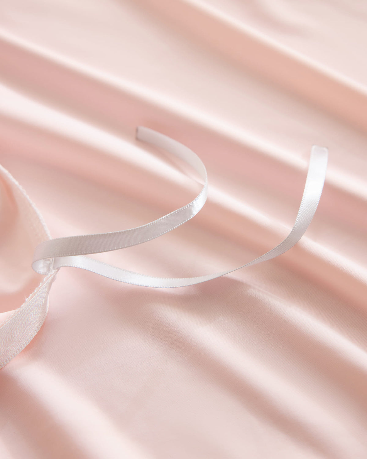Duvet corner tie detail on the pink CASUCA cooling pet-hair-resistant bedding set