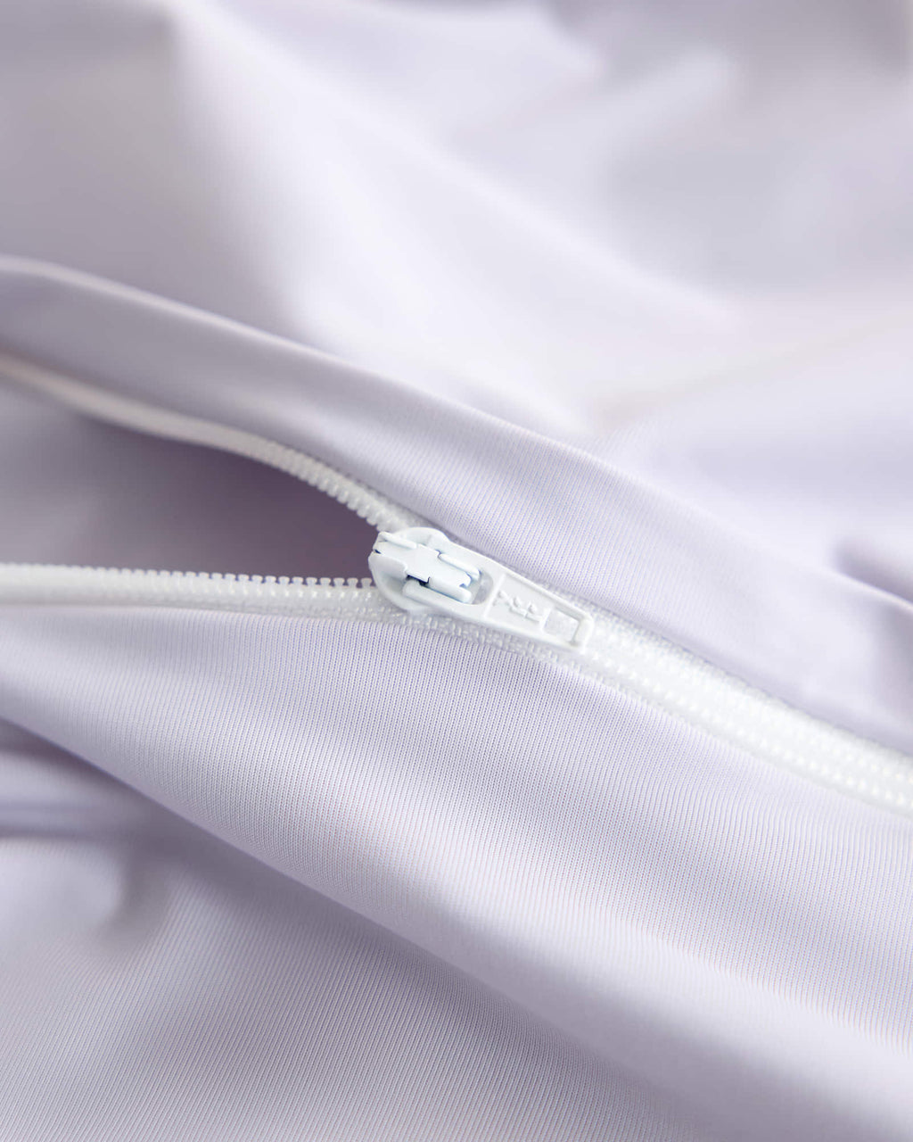 Concealed zipper detail on the purple CASUCA cooling pet-hair-resistant bedding set