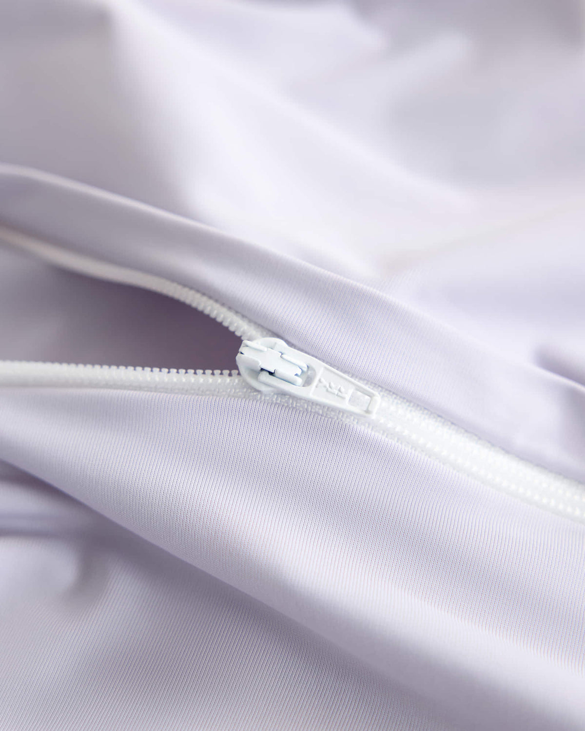 Concealed zipper detail on the purple CASUCA cooling pet-hair-resistant bedding set