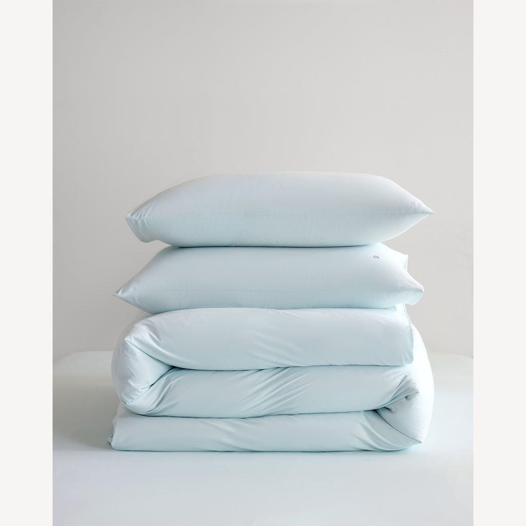 Close-up of the CASUCA cooling pet-hair-resistant four-piece bedding set