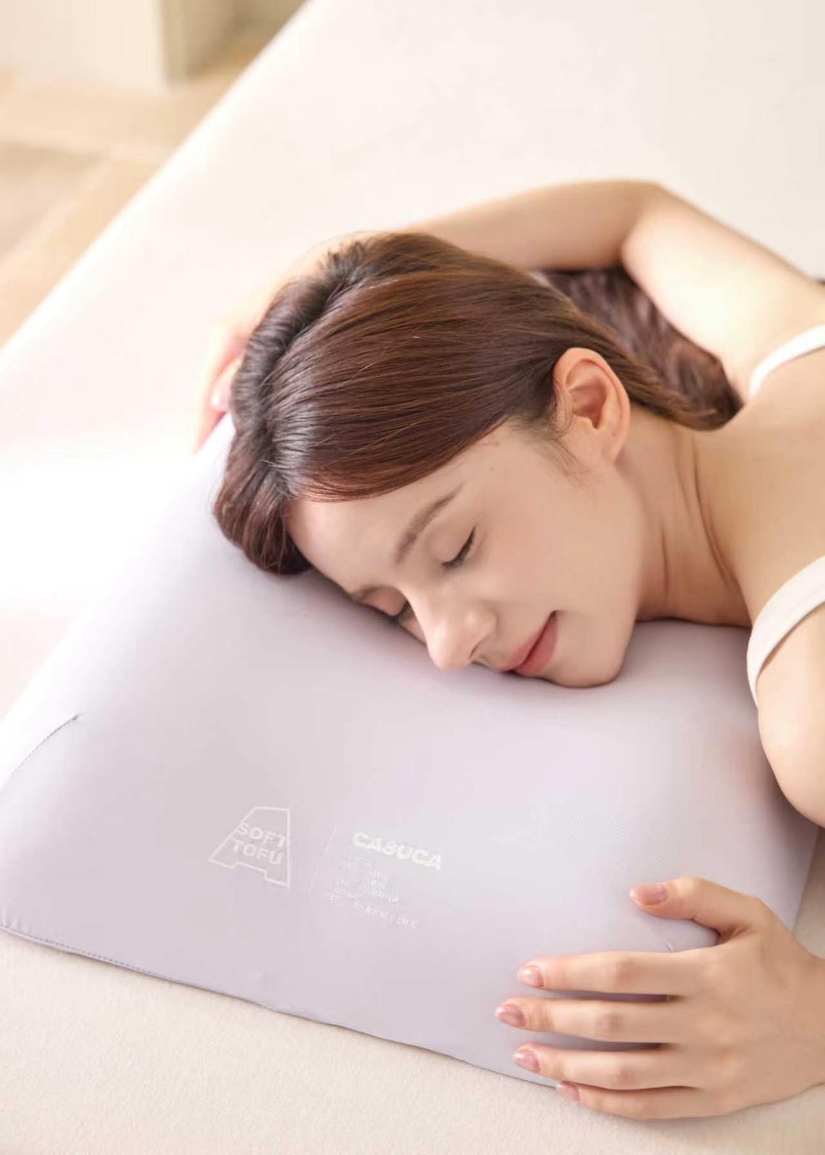 Woman hugging a purple CASUCA contour memory foam pillow