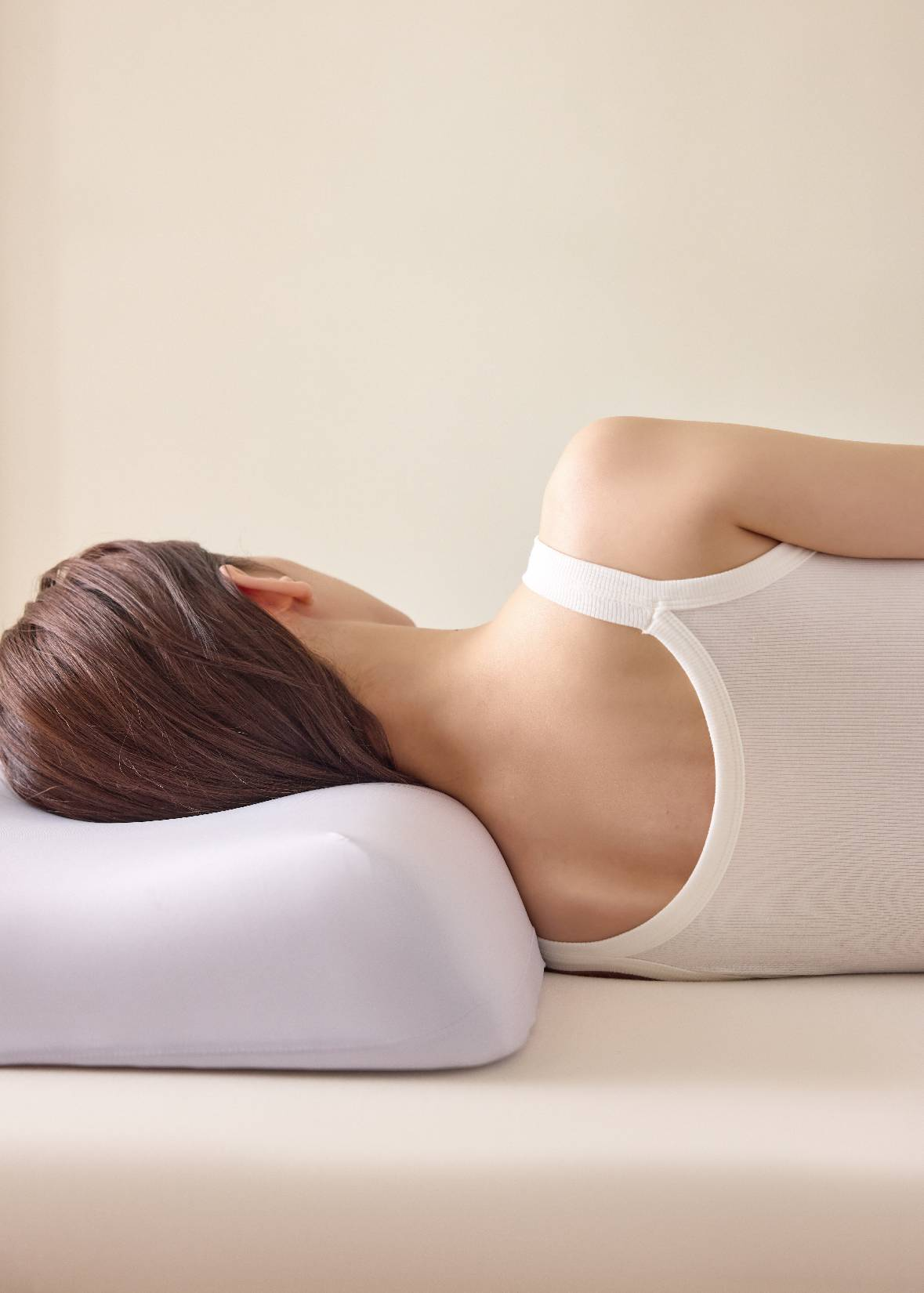 Side sleeper resting on a purple CASUCA contour memory foam pillow